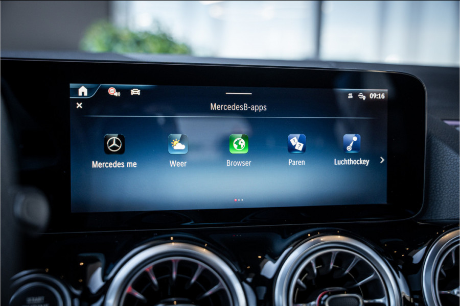 Mercedes-Benz GLA 180 AMG Line - Panorama | Elek. Trekhaak | ACC | Camera