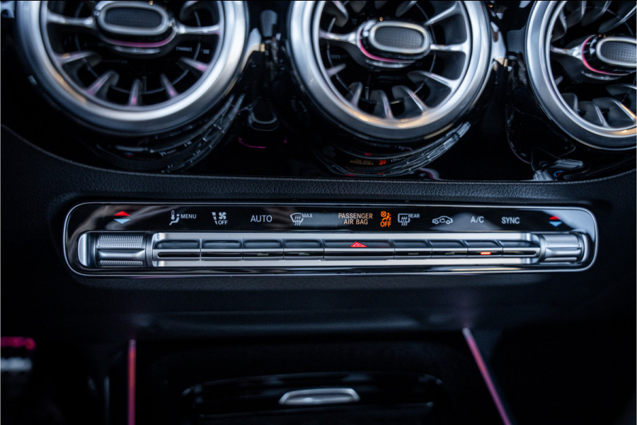 Mercedes-Benz GLA 180 AMG Line - Panorama | Elek. Trekhaak | ACC | Camera