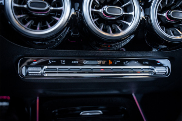 Mercedes-Benz GLA 180 AMG Line - Panorama | Elek. Trekhaak | ACC | Camera