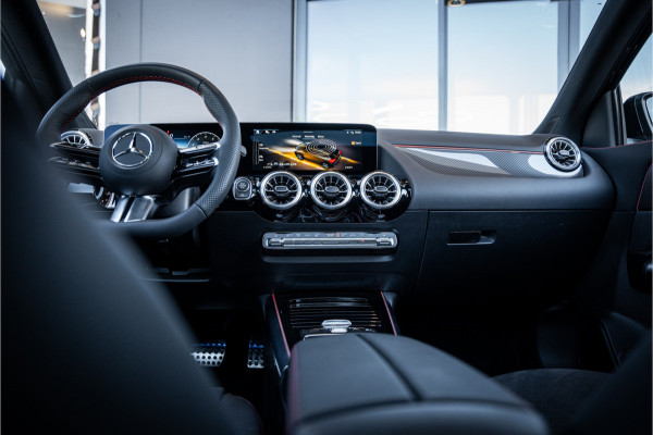 Mercedes-Benz GLA 180 AMG Line - Panorama | Elek. Trekhaak | ACC | Camera