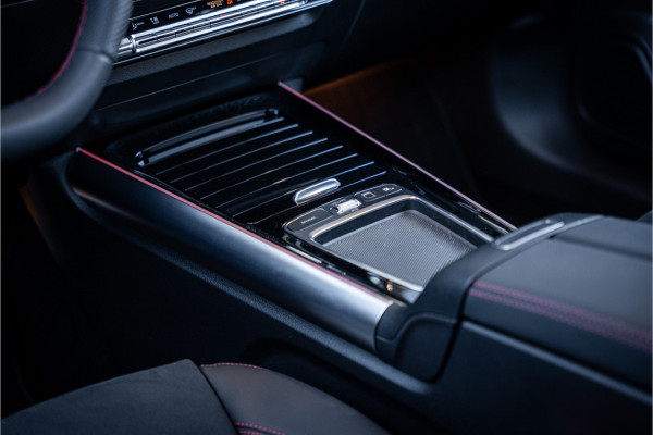 Mercedes-Benz GLA 180 AMG Line - Panorama | Elek. Trekhaak | ACC | Camera