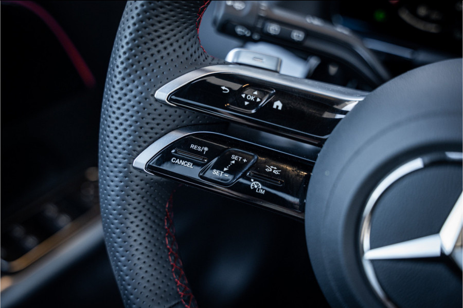 Mercedes-Benz GLA 180 AMG Line - Panorama | Elek. Trekhaak | ACC | Camera
