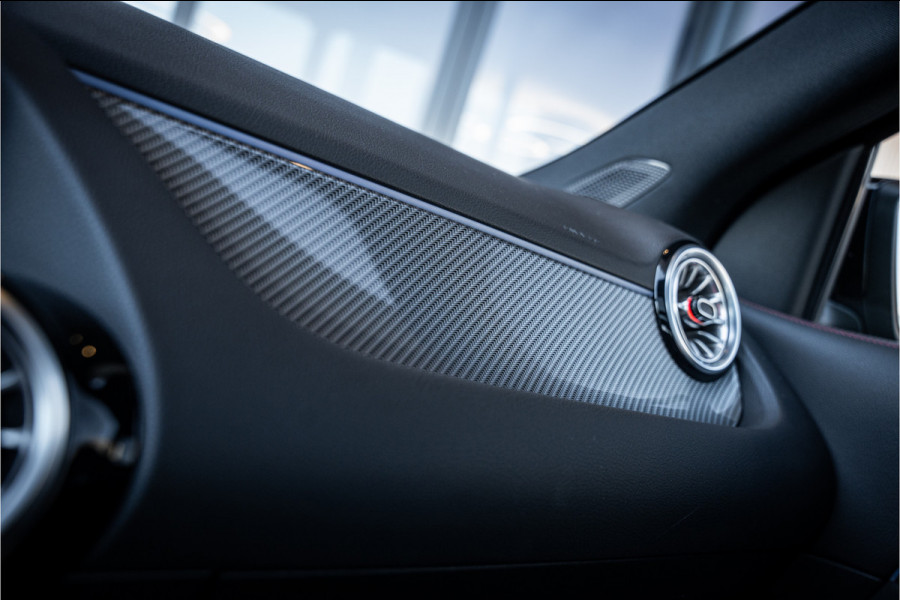 Mercedes-Benz GLA 180 AMG Line - Panorama | Elek. Trekhaak | ACC | Camera