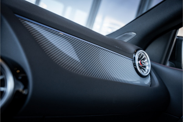 Mercedes-Benz GLA 180 AMG Line - Panorama | Elek. Trekhaak | ACC | Camera