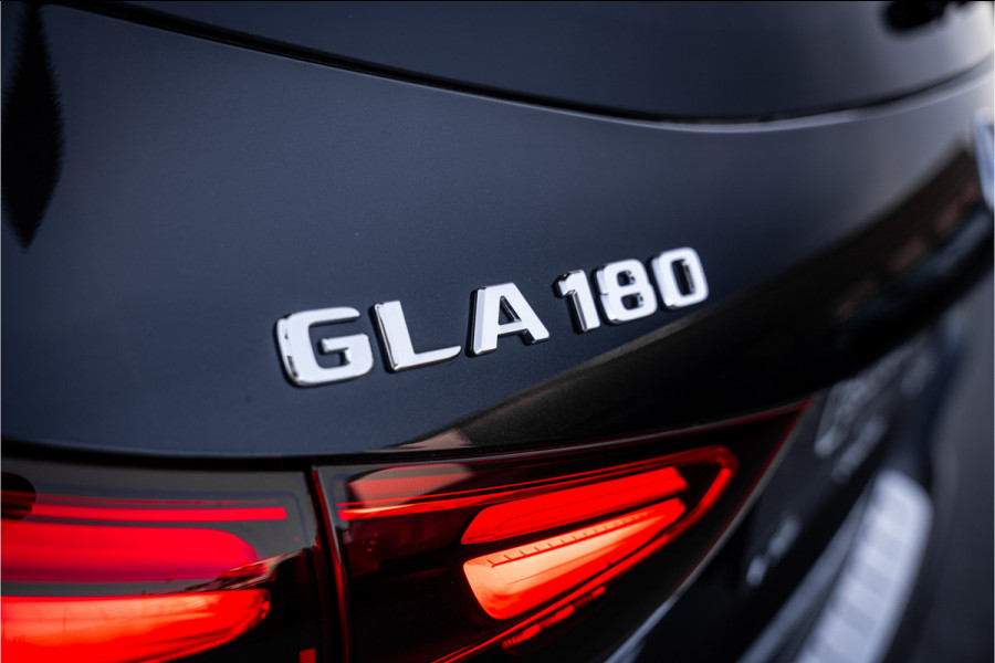 Mercedes-Benz GLA 180 AMG Line - Panorama | Elek. Trekhaak | ACC | Camera