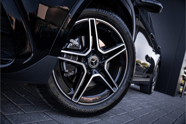 Mercedes-Benz GLA 180 AMG Line - Panorama | Elek. Trekhaak | ACC | Camera