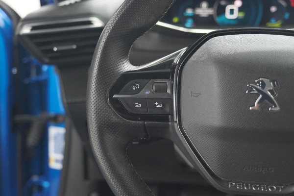 Peugeot e-2008 EV GT 50 kWh | Adaptieve Cruise Control | Camera | Navigatie | Dodehoekdetectie