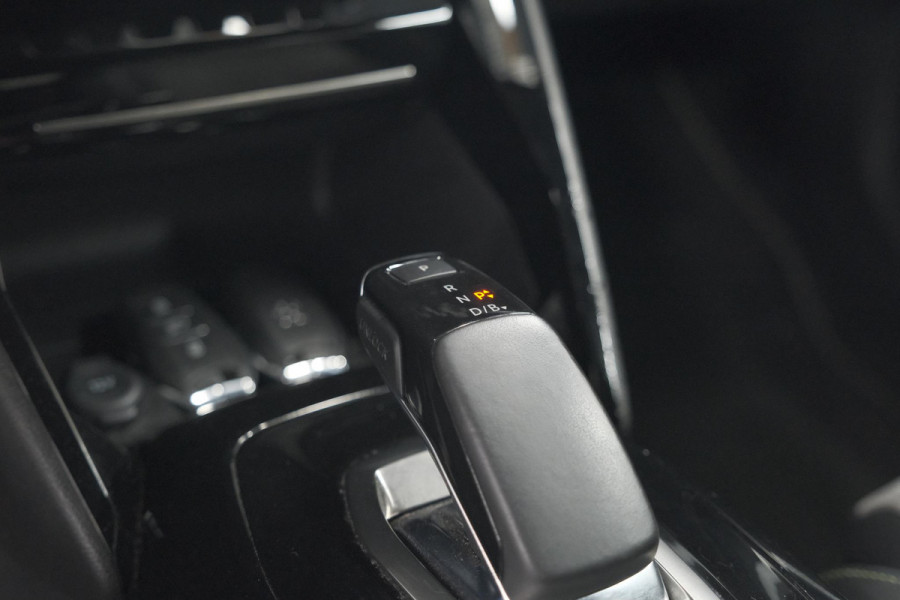 Peugeot e-2008 EV GT 50 kWh | Adaptieve Cruise Control | Camera | Navigatie | Dodehoekdetectie