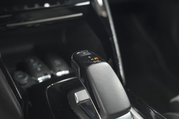 Peugeot e-2008 EV GT 50 kWh | Adaptieve Cruise Control | Camera | Navigatie | Dodehoekdetectie