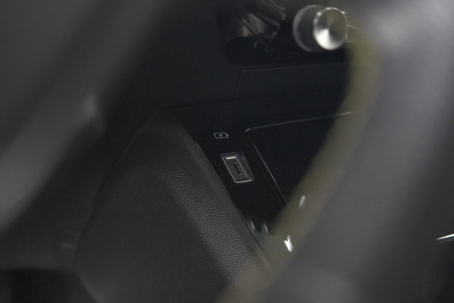 Peugeot e-2008 EV GT 50 kWh | Adaptieve Cruise Control | Camera | Navigatie | Dodehoekdetectie