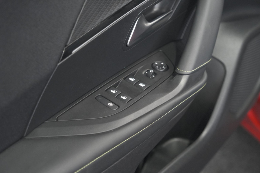 Peugeot 2008 PureTech 130 EAT8 GT | 360 Camera | Dodehoekdetectie | Navigatie | Apple Carplay