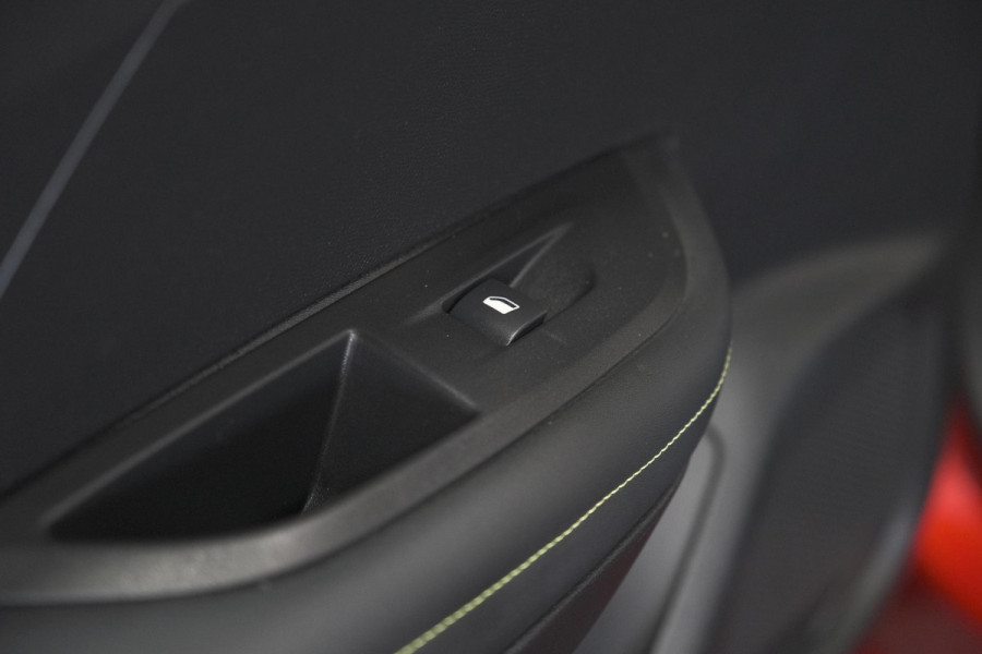 Peugeot 2008 PureTech 130 EAT8 GT | 360 Camera | Dodehoekdetectie | Navigatie | Apple Carplay