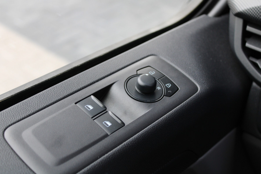 Ford Transit Custom 320 2.0 TDCI L2H1 Trend DC 150 pk - LED Koplampen - 5 Zits - 2x Schuifdeur - Stoelverwarming - Privacyglass