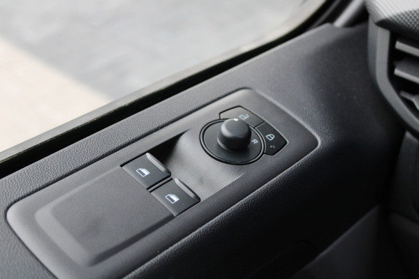 Ford Transit Custom 320 2.0 TDCI L2H1 Trend DC 150 pk - LED Koplampen - 5 Zits - 2x Schuifdeur - Stoelverwarming - Privacyglass