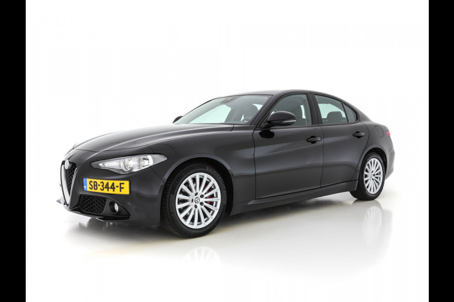 Alfa Romeo Giulia 2.0T Super Black-Line 200 Pk Aut. *NAVI-FULLMAP | 1/2-LEATHER | DAB | ECC | PDC | CRUISE | COMFORT-SEATS | BREMSA-BRAKES | 17"ALU*.