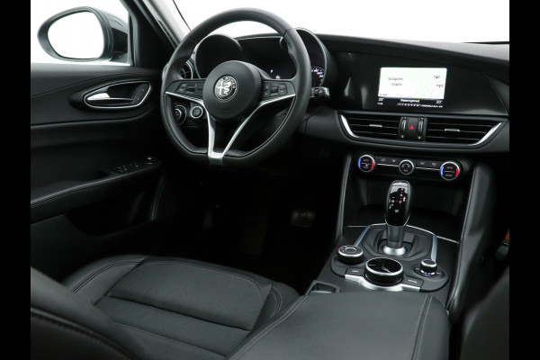 Alfa Romeo Giulia 2.0T Super Black-Line 200 Pk Aut. *NAVI-FULLMAP | 1/2-LEATHER | DAB | ECC | PDC | CRUISE | COMFORT-SEATS | BREMSA-BRAKES | 17"ALU*.