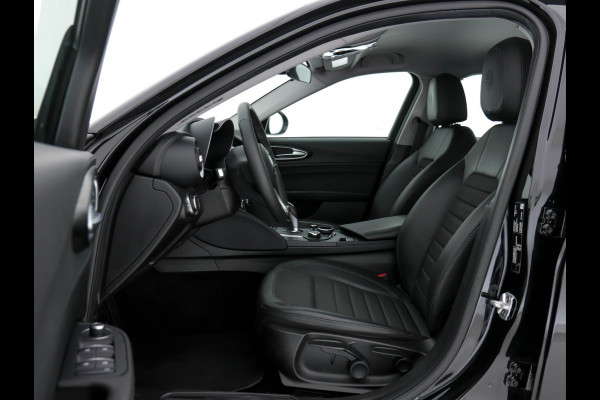 Alfa Romeo Giulia 2.0T Super Black-Line 200 Pk Aut. *NAVI-FULLMAP | 1/2-LEATHER | DAB | ECC | PDC | CRUISE | COMFORT-SEATS | BREMSA-BRAKES | 17"ALU*.