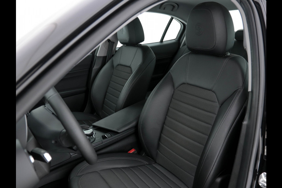 Alfa Romeo Giulia 2.0T Super Black-Line 200 Pk Aut. *NAVI-FULLMAP | 1/2-LEATHER | DAB | ECC | PDC | CRUISE | COMFORT-SEATS | BREMSA-BRAKES | 17"ALU*.