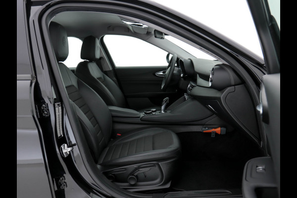 Alfa Romeo Giulia 2.0T Super Black-Line 200 Pk Aut. *NAVI-FULLMAP | 1/2-LEATHER | DAB | ECC | PDC | CRUISE | COMFORT-SEATS | BREMSA-BRAKES | 17"ALU*.