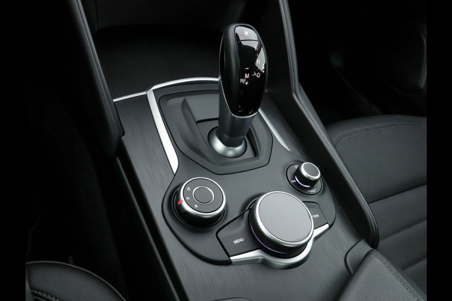 Alfa Romeo Giulia 2.0T Super Black-Line 200 Pk Aut. *NAVI-FULLMAP | 1/2-LEATHER | DAB | ECC | PDC | CRUISE | COMFORT-SEATS | BREMSA-BRAKES | 17"ALU*.