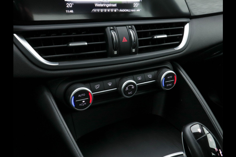 Alfa Romeo Giulia 2.0T Super Black-Line 200 Pk Aut. *NAVI-FULLMAP | 1/2-LEATHER | DAB | ECC | PDC | CRUISE | COMFORT-SEATS | BREMSA-BRAKES | 17"ALU*.