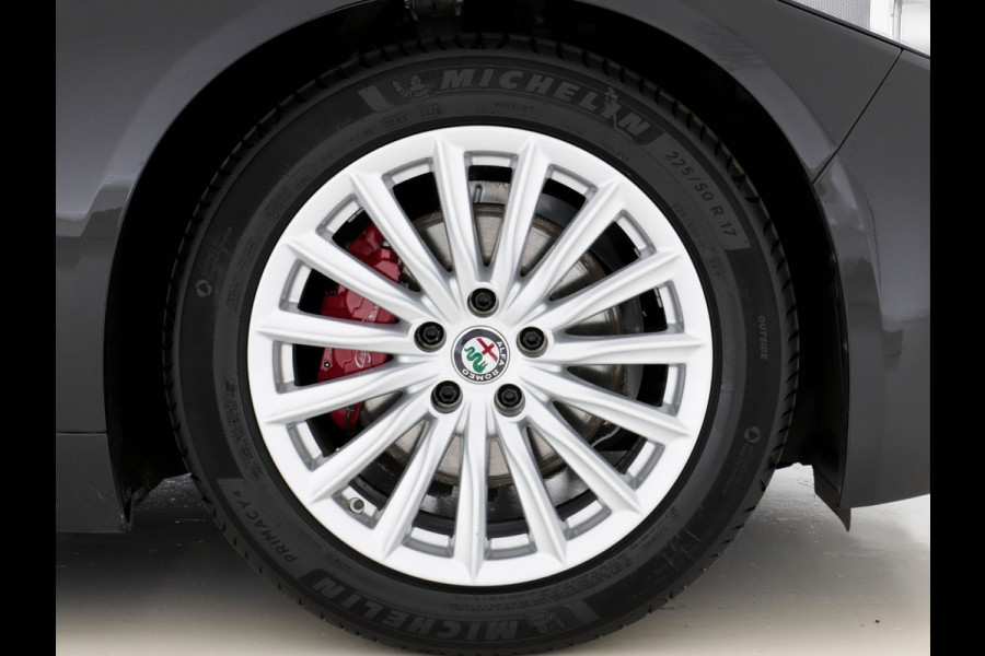 Alfa Romeo Giulia 2.0T Super Black-Line 200 Pk Aut. *NAVI-FULLMAP | 1/2-LEATHER | DAB | ECC | PDC | CRUISE | COMFORT-SEATS | BREMSA-BRAKES | 17"ALU*.