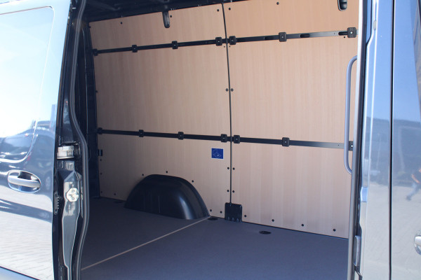 Mercedes-Benz Sprinter 317CDI L2H2 Select - LED - Mbux 10 - 3.5t Trekhaak - Geveerde Stoel - Betimmering - Camera - Carplay - Bind spot - Cruise - Rijk