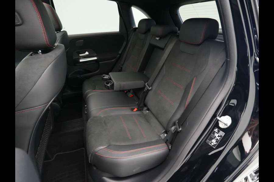 Mercedes-Benz B-Klasse 250 e Business Solution AMG Limited Panorama BurmesterSound Carplay Stoelverwarming Ambient Lighting