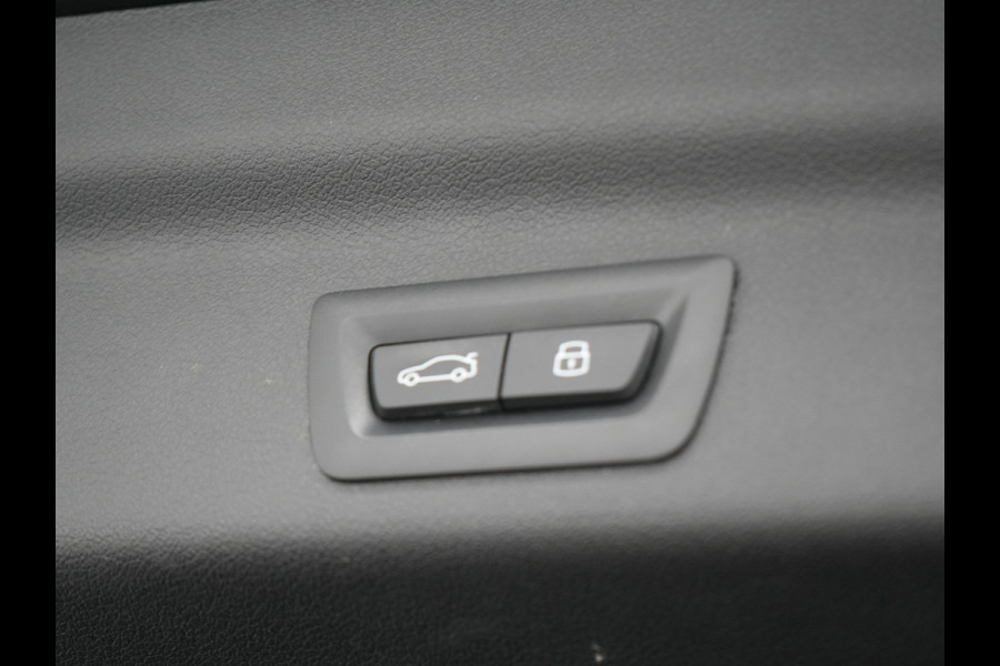 BMW X1 xDrive30e 326pk Plug In Hybrid PHEV | Trekhaak Af Fabriek | Panoramadak | Harman Kardon | Leder stoelen Verwarmd | Apple Carplay |