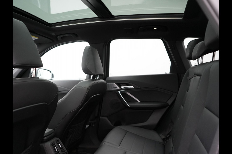 BMW X1 xDrive30e 326pk Plug In Hybrid PHEV | Trekhaak Af Fabriek | Panoramadak | Harman Kardon | Leder stoelen Verwarmd | Apple Carplay |