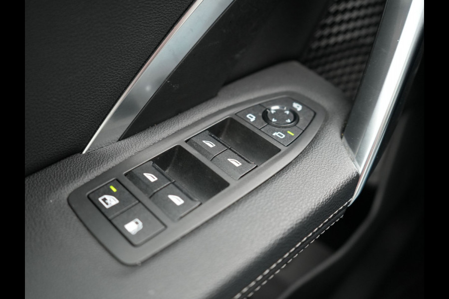 BMW X1 xDrive30e 326pk Plug In Hybrid PHEV | Trekhaak Af Fabriek | Panoramadak | Harman Kardon | Leder stoelen Verwarmd | Apple Carplay |
