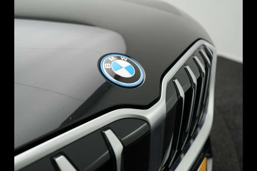 BMW X1 xDrive30e 326pk Plug In Hybrid PHEV | Trekhaak Af Fabriek | Panoramadak | Harman Kardon | Leder stoelen Verwarmd | Apple Carplay |