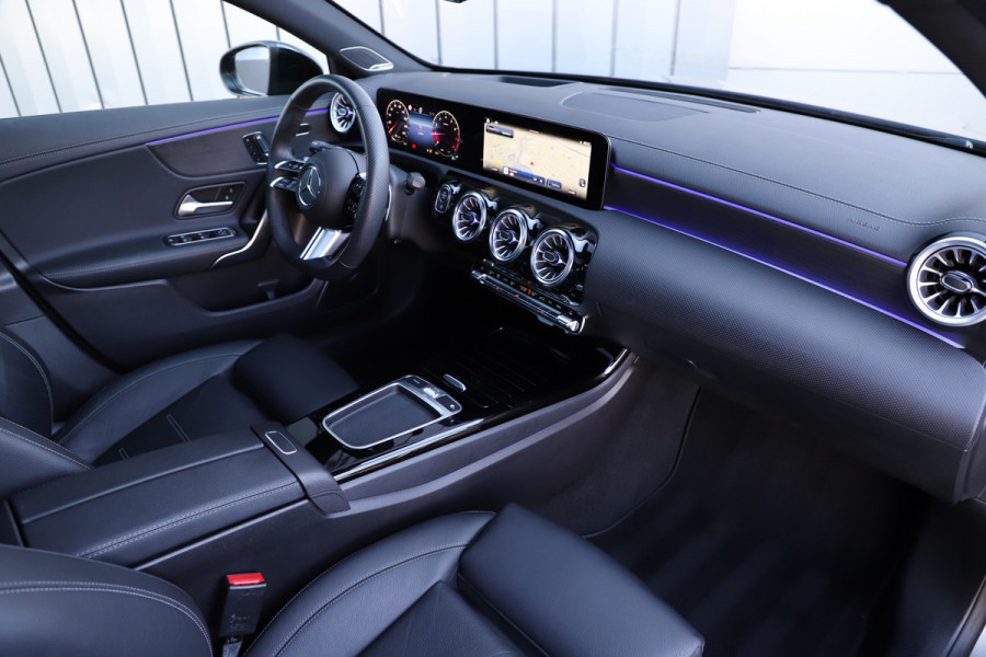 Mercedes-Benz A-Klasse 180 AMG Aut7 | Head-up | Keyles-go | Burmester | Pano | Sfeerverlichting | Multi-beam | 2023.