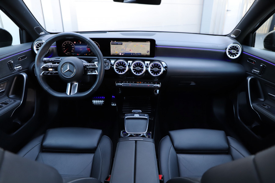 Mercedes-Benz A-Klasse 180 AMG Aut7 | Head-up | Keyles-go | Burmester | Pano | Sfeerverlichting | Multi-beam | 2023.