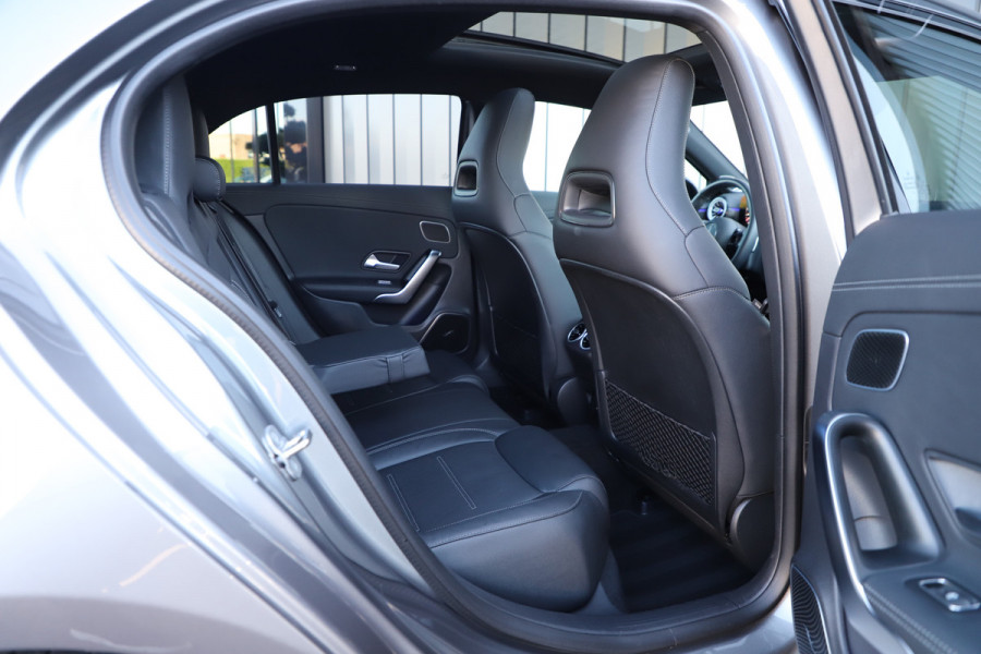 Mercedes-Benz A-Klasse 180 AMG Aut7 | Head-up | Keyles-go | Burmester | Pano | Sfeerverlichting | Multi-beam | 2023.