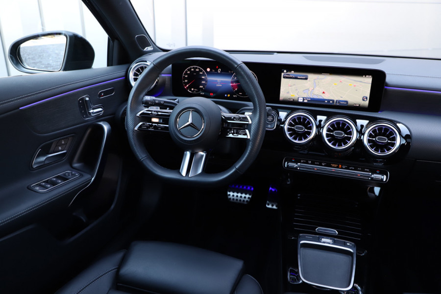 Mercedes-Benz A-Klasse 180 AMG Aut7 | Head-up | Keyles-go | Burmester | Pano | Sfeerverlichting | Multi-beam | 2023.
