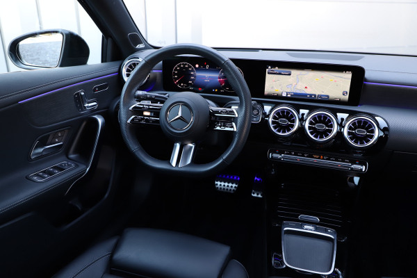 Mercedes-Benz A-Klasse 180 AMG Aut7 | Head-up | Keyles-go | Burmester | Pano | Sfeerverlichting | Multi-beam | 2023.