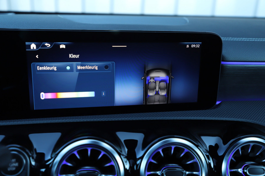 Mercedes-Benz A-Klasse 180 AMG Aut7 | Head-up | Keyles-go | Burmester | Pano | Sfeerverlichting | Multi-beam | 2023.