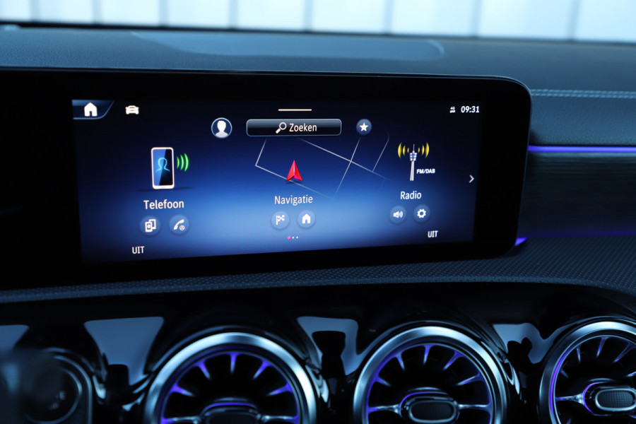 Mercedes-Benz A-Klasse 180 AMG Aut7 | Head-up | Keyles-go | Burmester | Pano | Sfeerverlichting | Multi-beam | 2023.