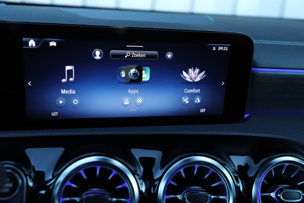 Mercedes-Benz A-Klasse 180 AMG Aut7 | Head-up | Keyles-go | Burmester | Pano | Sfeerverlichting | Multi-beam | 2023.