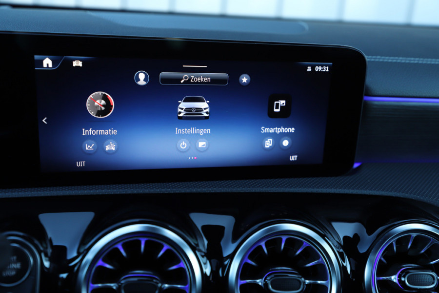Mercedes-Benz A-Klasse 180 AMG Aut7 | Head-up | Keyles-go | Burmester | Pano | Sfeerverlichting | Multi-beam | 2023.