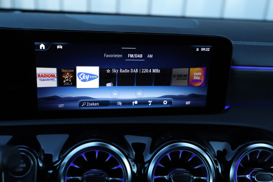 Mercedes-Benz A-Klasse 180 AMG Aut7 | Head-up | Keyles-go | Burmester | Pano | Sfeerverlichting | Multi-beam | 2023.
