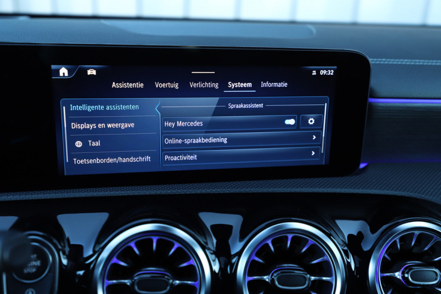 Mercedes-Benz A-Klasse 180 AMG Aut7 | Head-up | Keyles-go | Burmester | Pano | Sfeerverlichting | Multi-beam | 2023.