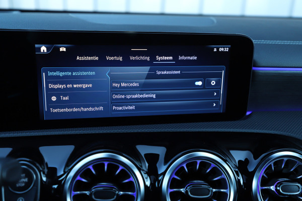 Mercedes-Benz A-Klasse 180 AMG Aut7 | Head-up | Keyles-go | Burmester | Pano | Sfeerverlichting | Multi-beam | 2023.
