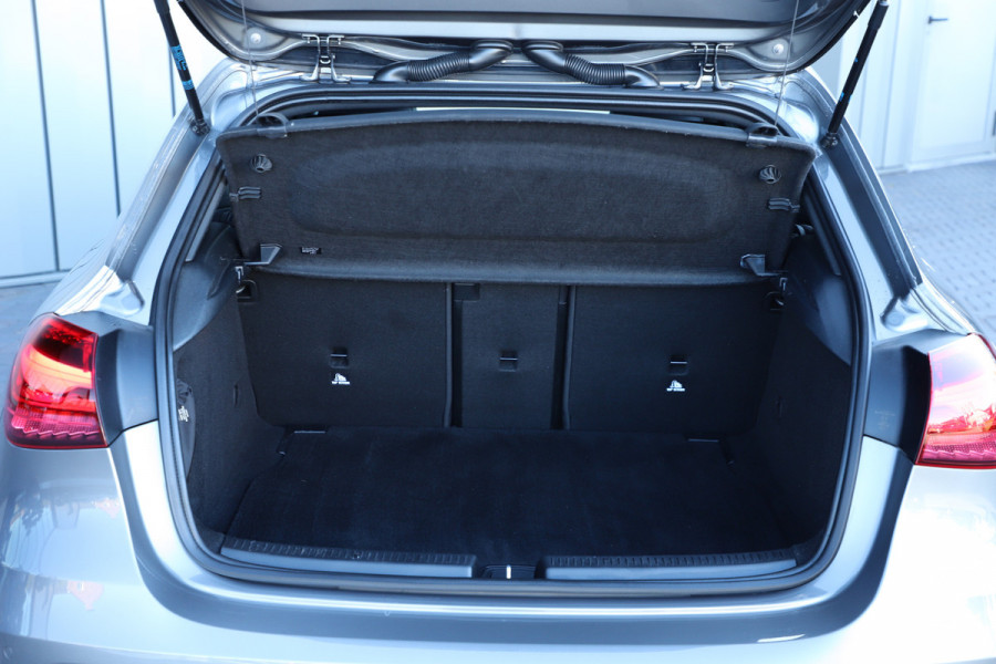 Mercedes-Benz A-Klasse 180 AMG Aut7 | Head-up | Keyles-go | Burmester | Pano | Sfeerverlichting | Multi-beam | 2023.