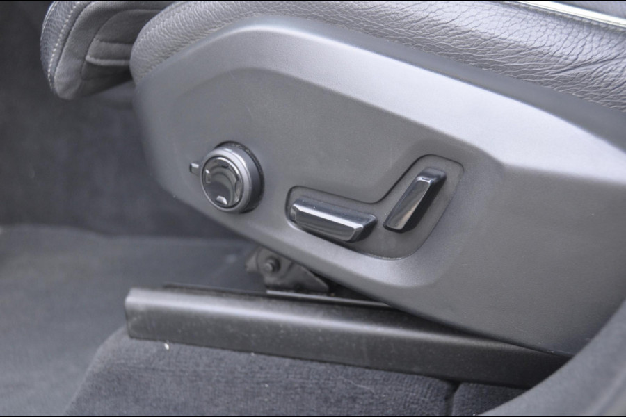 Volvo XC60 T8 390PK Automaat AWD Inscription /Navigatie / Semi-elektrisch inklapbare trekhaak / Panoramisch schuif/kantel dak / Cruise Control / Elektrische verstelbare stoelen / bestuurderstoel met geheugen functie / Apple Carplay / Android Auto /