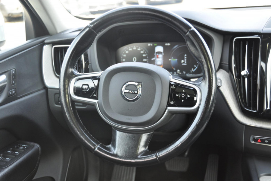 Volvo XC60 T8 390PK Automaat AWD Inscription /Navigatie / Semi-elektrisch inklapbare trekhaak / Panoramisch schuif/kantel dak / Cruise Control / Elektrische verstelbare stoelen / bestuurderstoel met geheugen functie / Apple Carplay / Android Auto /
