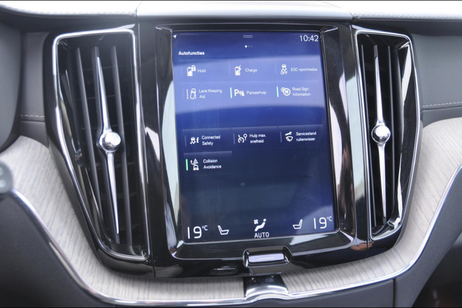 Volvo XC60 T8 390PK Automaat AWD Inscription /Navigatie / Semi-elektrisch inklapbare trekhaak / Panoramisch schuif/kantel dak / Cruise Control / Elektrische verstelbare stoelen / bestuurderstoel met geheugen functie / Apple Carplay / Android Auto /