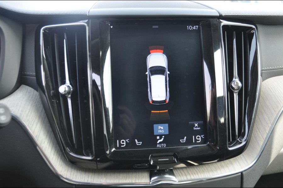 Volvo XC60 T8 390PK Automaat AWD Inscription /Navigatie / Semi-elektrisch inklapbare trekhaak / Panoramisch schuif/kantel dak / Cruise Control / Elektrische verstelbare stoelen / bestuurderstoel met geheugen functie / Apple Carplay / Android Auto /