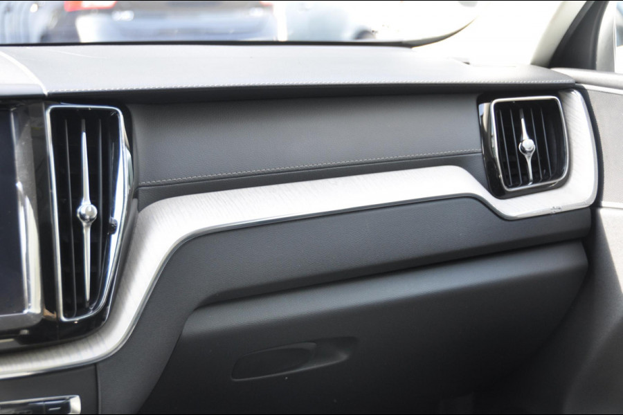 Volvo XC60 T8 390PK Automaat AWD Inscription /Navigatie / Semi-elektrisch inklapbare trekhaak / Panoramisch schuif/kantel dak / Cruise Control / Elektrische verstelbare stoelen / bestuurderstoel met geheugen functie / Apple Carplay / Android Auto /